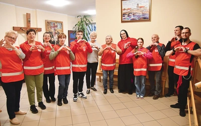– Dziś największym ubóstwem jest samotność. Świat pcha ludzi w konsumpcjonizm i indywidualizm, gdzie starsi, chorzy i ubodzy często zostają pozostawieni samym sobie. To jedno z  aktualnych wyzwań Caritas – zauważa s. Dalia Matusiak. Na zdjęciu: Wolontariusze podczas przygotowywania wielkanocnych paczek.