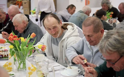 Tysiące osób otrzymuje wsparcie dzięki zaangażowaniu wolontariuszy, darczyńców i pracowników Caritas.