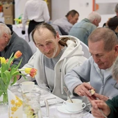 Tysiące osób otrzymuje wsparcie dzięki zaangażowaniu wolontariuszy, darczyńców i pracowników Caritas.