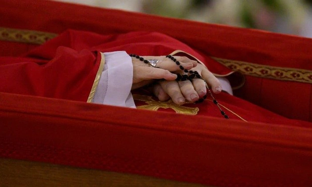 Sobota - dzień pogrzebu papieża - dniem żałoby narodowej w Polsce