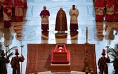 Ceremonia przeniesienie ciała Papieża Franciszka do Bazyliki Watykańskiej