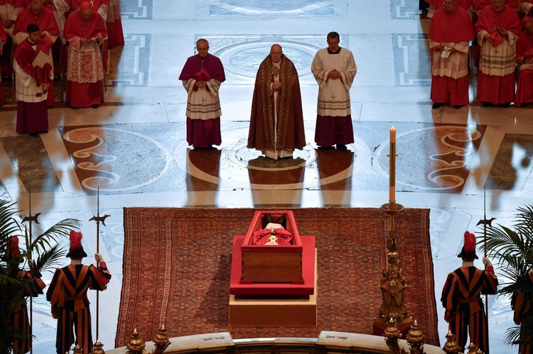 Ceremonia przeniesienie ciała Papieża Franciszka do Bazyliki Watykańskiej