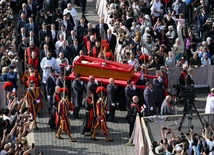Ceremonia przeniesienie ciała Papieża Franciszka do Bazyliki Watykańskiej