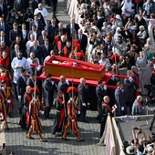 Ceremonia przeniesienie ciała Papieża Franciszka do Bazyliki Watykańskiej