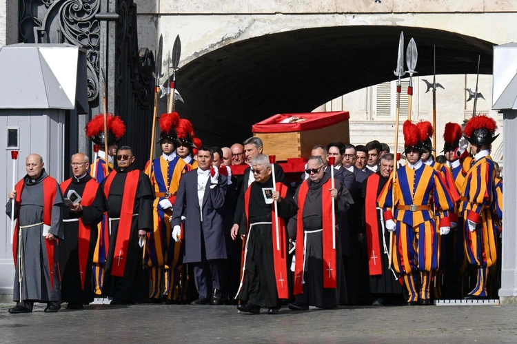 Ceremonia przeniesienie ciała Papieża Franciszka do Bazyliki Watykańskiej