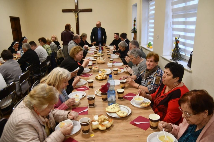 Dwa tysiące obrazów Jezusa Miłosiernego trafii do uczestników misji parafialnych w Kożuchowie