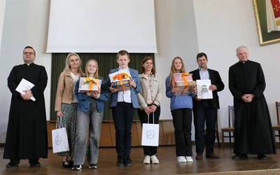 Laureaci z katechetami ks. Markiem Adamczykiem i ks. Mariuszem Chamerskim.