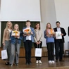 Laureaci z katechetami ks. Markiem Adamczykiem i ks. Mariuszem Chamerskim.