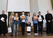 Laureaci z katechetami ks. Markiem Adamczykiem i ks. Mariuszem Chamerskim.