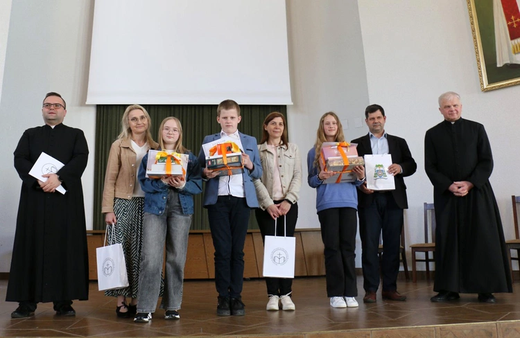 Laureaci z katechetami ks. Markiem Adamczykiem i ks. Mariuszem Chamerskim.