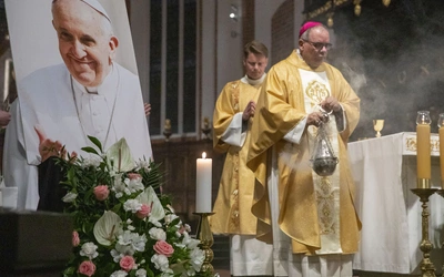 Nuncjusz apostolski o Franciszku: Modlimy się za Ciebie, a Ty módl się za nas