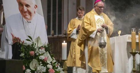 Nuncjusz apostolski o Franciszku: Modlimy się za Ciebie, a Ty módl się za nas