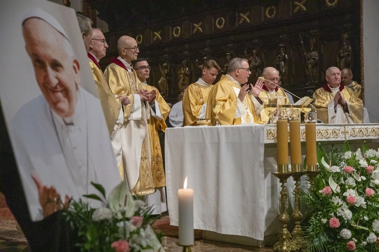 Nuncjusz apostolski o Franciszku: Modlimy się za Ciebie, a Ty módl się za nas