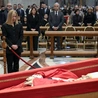 Premier Meloni przy trumnie Papieża
