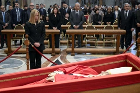 Premier Meloni przy trumnie Papieża