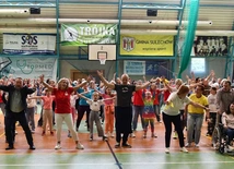 Młodzi wolontariusze Caritas zaprosili niepełnosprawnych i seniorów do tańca