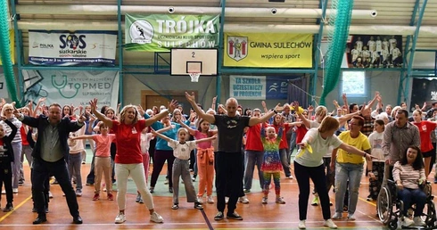 Młodzi wolontariusze Caritas zaprosili niepełnosprawnych i seniorów do tańca