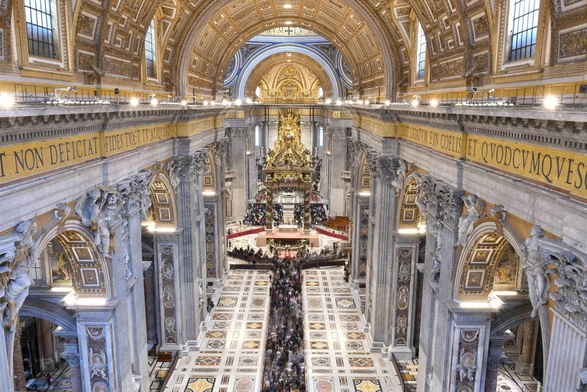 Już ponad 128 tys. wiernych pożegnało Franciszka w Watykanie