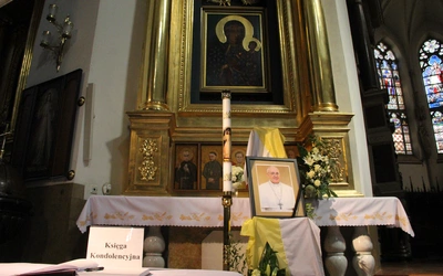 Tarnów. Księga kondolencyjna po śmierci papieża