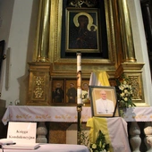 Tarnów. Księga kondolencyjna po śmierci papieża