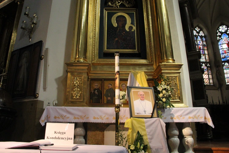 Tarnów. Księga kondolencyjna po śmierci papieża