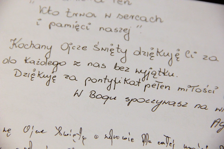 Tarnów. Księga kondolencyjna po śmierci papieża