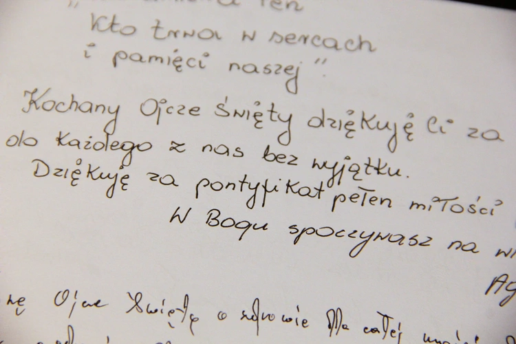 Tarnów. Księga kondolencyjna po śmierci papieża