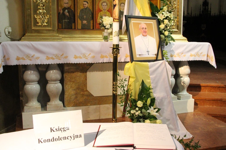Tarnów. Księga kondolencyjna po śmierci papieża