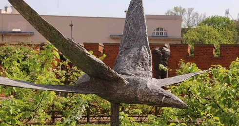 Wystawa rzeźb Magdaleny Abakanowicz