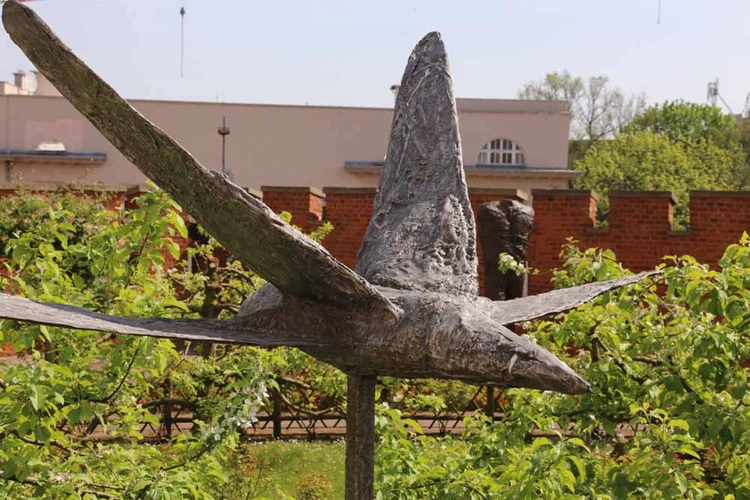 Wystawa rzeźb Magdaleny Abakanowicz