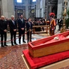 Pogrzeb Franciszka: Pogrzeb pasterza, pożegnanie przez ubogich