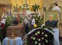 Uroczystości pogrzebowe ks. prał. Jana Kwasika. Odszedł do Pana w Niedzielę Zmartwychwstania Pańskiego
