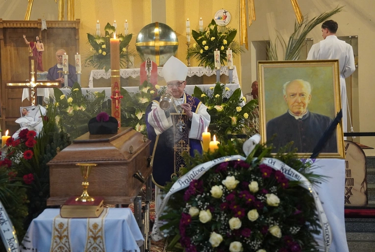 Uroczystości pogrzebowe ks. prał. Jana Kwasika. Odszedł do Pana w Niedzielę Zmartwychwstania Pańskiego