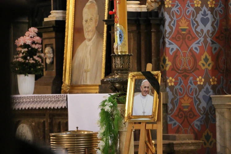Płock. Msza za Ojca Świętego