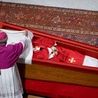 Ceremonia zamknięcia trumny Papieża Franciszka