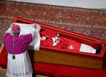 Ceremonia zamknięcia trumny Papieża Franciszka