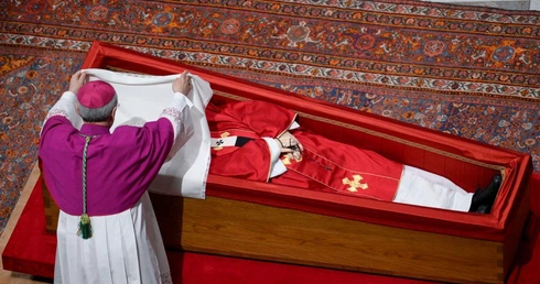 Ceremonia zamknięcia trumny Papieża Franciszka