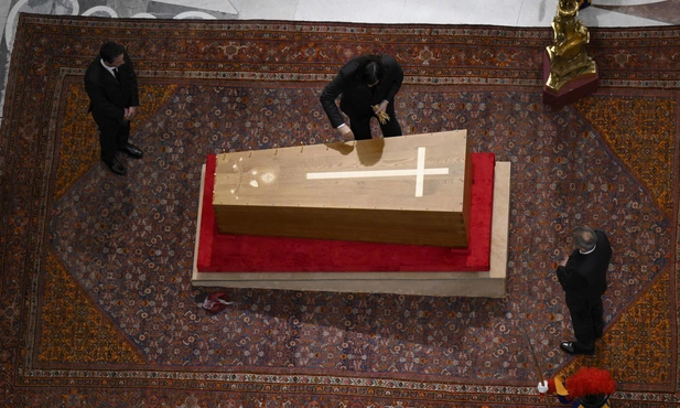 Zamykanie trumny papieża Franciszka