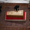 Zamykanie trumny papieża Franciszka