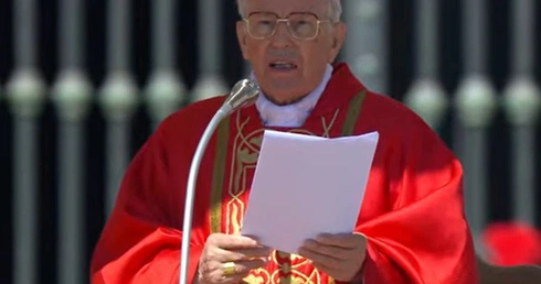 Homilia pogrzebowa kard. Re: "Myślą przewodnią misji Franciszka było przekonanie, że Kościół jest domem wszystkich"