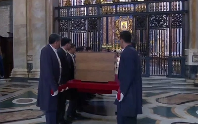 Trumna z ciałem papieża dotarła do Bazyliki Matki Bożej Większej