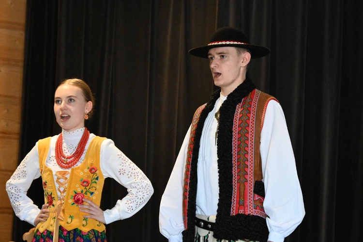 Ze śpiewem i muzyką