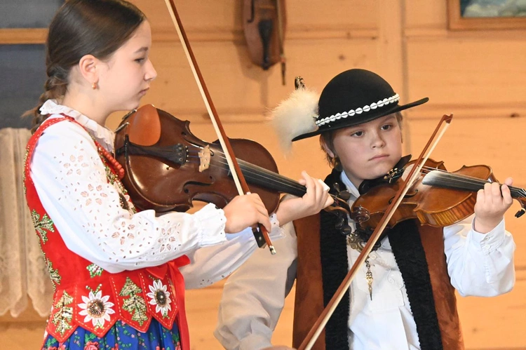 Ze śpiewem i muzyką