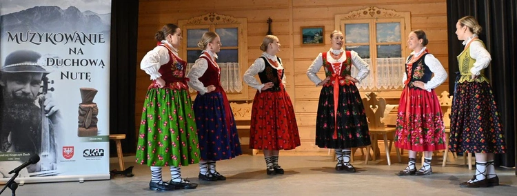 Ze śpiewem i muzyką
