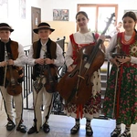 Ze śpiewem i muzyką