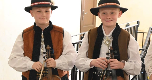 Ze śpiewem i muzyką