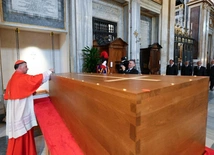 Włoskie media o pogrzebie Franciszka: w powietrzu czuć było miłość do papieża