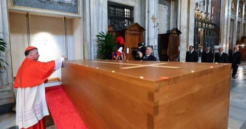 Włoskie media o pogrzebie Franciszka: w powietrzu czuć było miłość do papieża