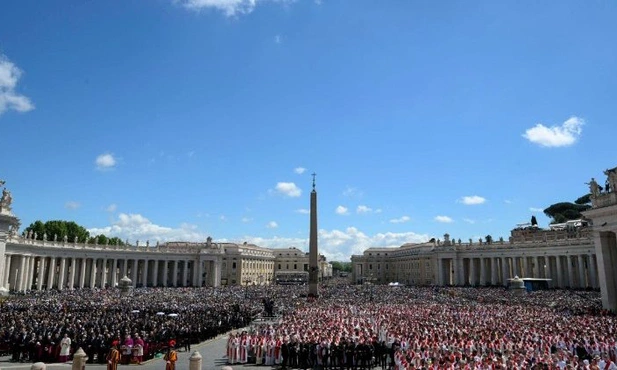 Co najmniej 400 tys. ludzi pożegnało Ojca Świętego Franciszka