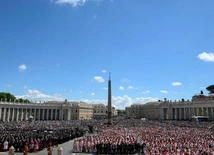 Co najmniej 400 tys. ludzi pożegnało Ojca Świętego Franciszka